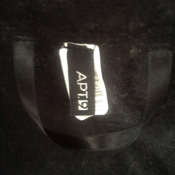 Tan and black Shawl with clasps - Picture 2 of 3